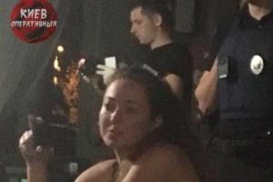 В Киеве пьяная сотрудница патрульной полиции решила пострелять в ресторане по пивным банкам