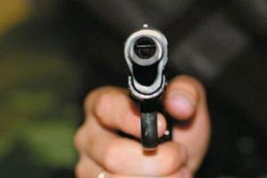В Херсоне пьяный мужчина ранил из травматического оружия двух парней