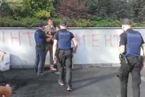 В сети появилось видео задержания участников пикета под зданием телеканала "Интер"