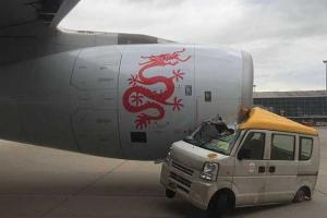 В аэропорту Гонконга на взлетно-посадочной полосе столкнулись самолет и автомобиль