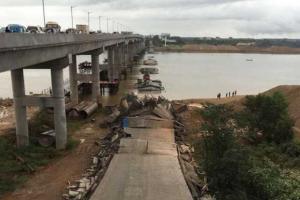 В Китае рухнул автомобильный мост: под завалами остались машины и люди
