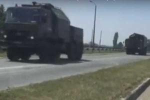 Под Симферополем очевидцы "засекли" большую колонну российской техники
