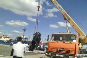 В Крыму при швартовке парома в море рухнул автомобиль "Lada Priora"