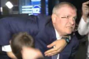 Вилкул показал свои "боевые" ранения, полученные в драке с Парасюком