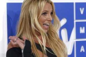 Певица Бритни Спирс "засветила" грудь в необычном откровенном платье