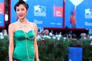 Южнокорейская актриса Мун Со-ри грохнулась на венецианской красной дорожке