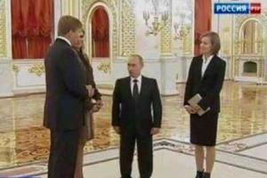 Пользователи соцсетей подняли на смех снимок Путина-"великана" с российским телеведущим