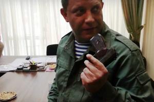 Главарь "ДНР" Захарченко подарил свой пистолет финну, который будет прославлять "ДНР"
