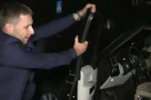 Парасюк атаковал авто Вилкула и оставил красноречивую надпись "ВЛК ПНХ"