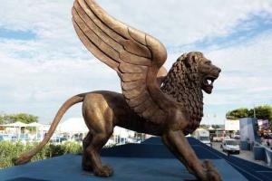 Публика в шоке от нарядов итальянских моделей на красной дорожке Венецианского кинофестиваля