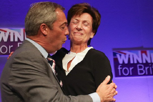 В сети протроллили депутатов Европарламента за публичный поцелуй