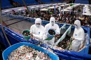 В сети жестко высмеяли раздачу бесплатных угощений в Москве: людей кормили прямо из ковша бульдозера