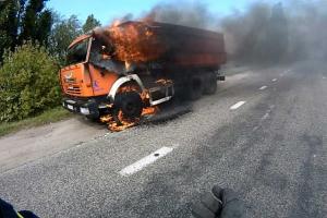 На трассе под Киевом вспыхнул "КамАЗ": сгорела кабина, водитель не пострадал