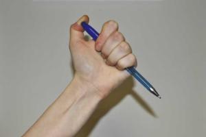 В российском Североморске обезумевшая мать чуть не выколола глаза двум маленьким сыновьям