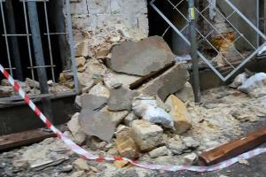 В центре Одессы рухнула стена жилого дома: спасатели опасаются полного обрушения строения