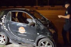 В Киеве пьяный водитель за рулем автомобиля "Smart" чудом разминулся с придорожным столбом