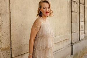 Ксения Собчак на последнем месяце беременности продолжает делать стойку на голове