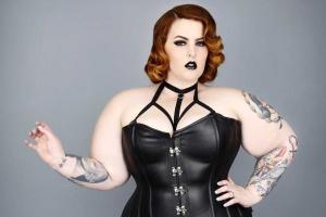 Модель plus-size Тесс Холлидей впервые показала поклонникам своего маленького сына 