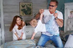 Владимир Пресняков подарил годовалому сыну роскошный автомобиль