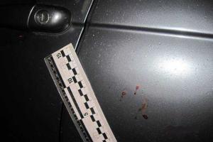 В Киеве неизвестные открыли стрельбу по молодой паре, сидящей в авто: парень ранен