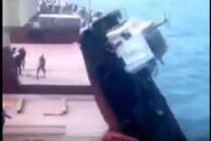 Российские моряки при погрузке катера на военный корабль уронили его в море