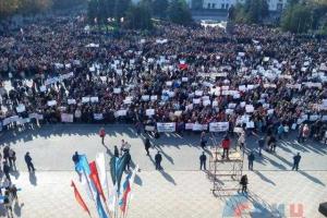 В оккупированном Луганске людей согнали на митинг "против вооруженных миссий"