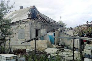 Боевики ведут целенаправленные обстрелы Марьинки: пострадали многоэтажки и административные объекты