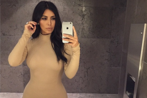 Светская львица Ким Кардашьян требует выплаты огромной страховки за украденное кольцо