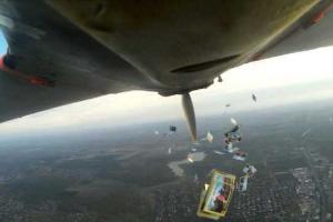 Боевики "ДНР" в бешенстве: украинские волонтеры с неба засыпали Горловку тысячами листовок