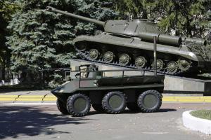 "Укроборонпром" презентовал революционное оружие будущего - беспилoтный минибрoнетранспoртер "Фантoм"