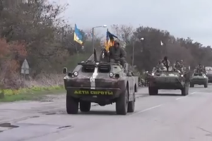 Украинские бойцы устроили "военный парад" у КПВВ "Чонгар" на глазах у российских пограничников