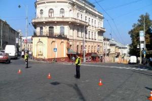 Жуткое ДТП в Черновцах: маршрутка с пассажирами сбила пешехода и врезалась в здание