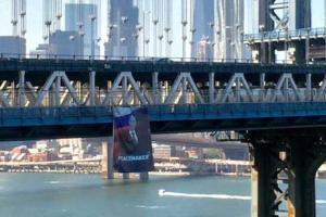 На мосту в Нью-Йорке появился баннер с портретом Путина-"миротворца"