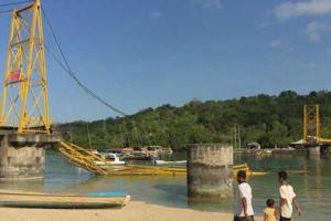 В Индонезии обрушился мост с людьми: много погибших и пропавших без вести