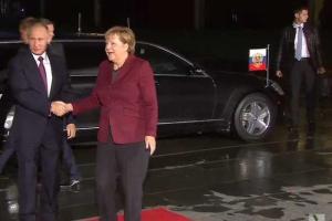 В сети смеются над "усовершенствованным" фото Путина и Меркель: Когдa Володю снимaют не кремлевские фотогрaфы