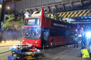 В Лондоне двухэтажному автобусу, врезавшемуся в мост, сорвало крышу