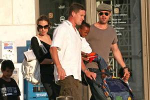 Экс-телохранитель Джоли и Питта считает себя неофициальным отцом их детей