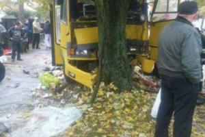 Серьезное ДТП во Львове: 16 пассажиров пострадало при столкновении маршрутки с деревом
