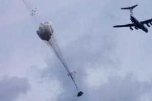 Появилось видео неудачного десантирования: боевая машина десанта разбилась во время спуска с парашютом