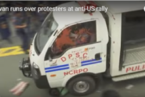 В сеть попали шокирующие кадры: грузовик копов несколько раз протаранил толпу митингующих