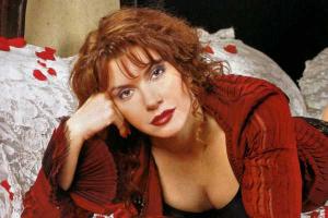 Актриса Вера Сотникова поразила поклонников нарядом с глубоким декольте