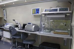 Правительство США передало украинским военным три современных мобильных биолаборатории