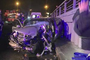 В Киеве автомобиль "Nissan" на полном ходу влетел в мусоровоз: два человека пострадали