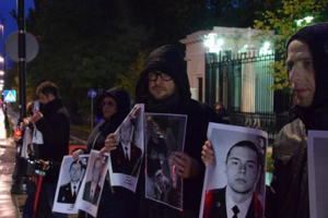 В Варшаве перед посольством РФ украинцы молча "поздравили" Путина