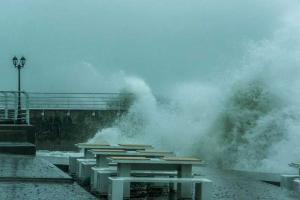 В Одессе сильный шторм: на пляжах вздымаются пятиметровые волны