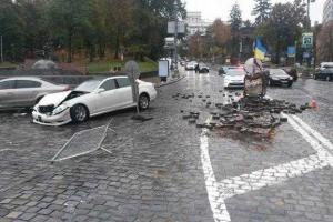 В центре Киева автомобиль "Mercedes" на скорости влетел в памятник герою Небесной сотни