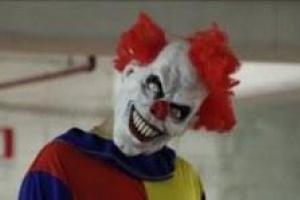 В Британии женщина родила раньше срока, испугавшись выскочившего перед ней клоуна с бензопилой