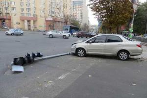 В Киеве горе-грабитель, убегая от полиции с добычей, влетел на автомобиле в светофор