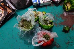 На Донетчине осужденному пытались передать посылку с перцем, "фаршированным" наркотиками