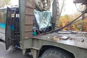 В Винницкой области автобус "Mercedes" влетел в военный тягач: 11 человек пострадали